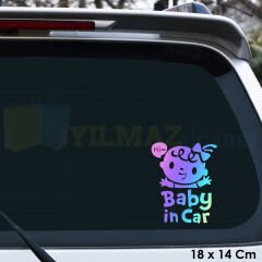 Merhaba Tokalı Kız Arabada Bebek Var Renkli Çıkartma Hologram Oto Sticker Etiket 18 x 14 Cm