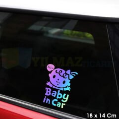 Merhaba Tokalı Kız Arabada Bebek Var Renkli Çıkartma Hologram Oto Sticker Etiket 18 x 14 Cm